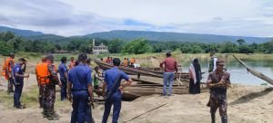 বালু লুট ঠেকাতে অভিযানে ৭০টি বারকি নৌকা ভাঙলো প্রশাসন